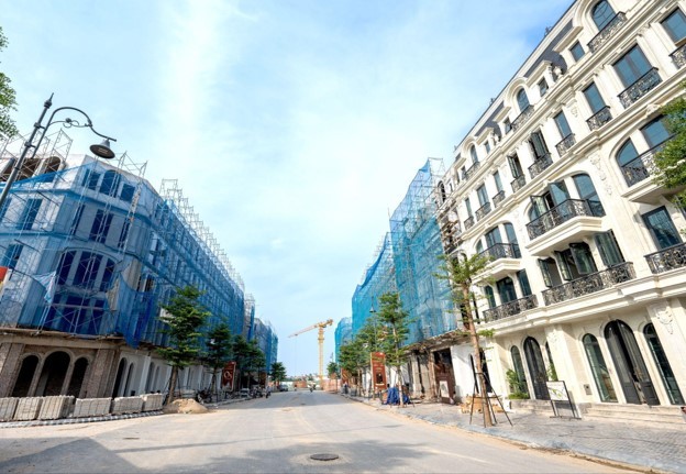 Nhà phố hàng hiệu phía Tây của Sunshine tăng tốc hoàn thiện trước ngày bàn giao 
