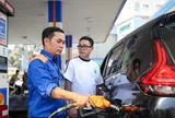 Giá xăng giảm sâu hiếm thấy sau quyết định hạ thuế đồng loạt