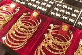 Giá vàng bật tăng mạnh 2,5 triệu đồng/lượng