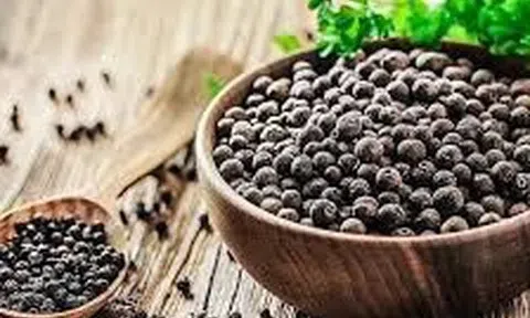 Giá tiêu hôm nay 30/6/2025: Tăng nhẹ, giao dịch đạt 128.000 đồng/kg
