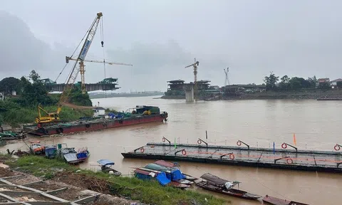 Tạm dừng vận hành phà quân sự qua khu vực cầu Phong Châu