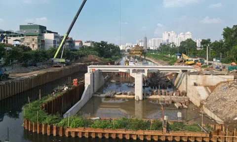 Hà Nội: Đập dâng đầu tiên trên sông Tô Lịch