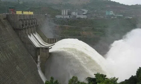 Lệnh mở cửa xả đáy thứ 3 hồ thủy điện Hoà Bình, 6 tỉnh thành phải đảm bảo an toàn