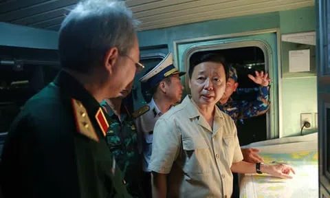 Chạy đua với thời gian cứu hộ vụ đắm tàu du lịch trên Vịnh Hạ Long
