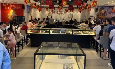 Người mua xếp hàng dài khi giá vàng liên tục vượt đỉnh lịch sử