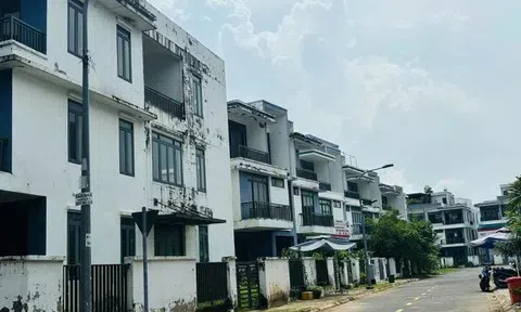 Những căn nhà giá hàng chục tỷ đồng mỗi căn “phơi nắng mưa” nhiều năm, giá vẫn tăng đều