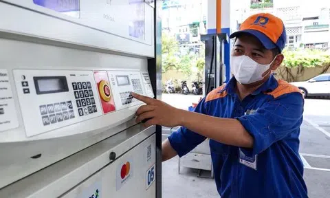 Giá xăng dầu hôm nay 3/10/2025: Thế giới giảm mạnh, trong nước tăng nhẹ