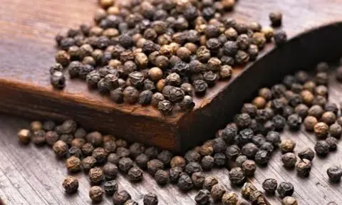 Giá tiêu hôm nay 12/10/2025: Giữ ổn định 147.600 đồng/kg, thị trường chờ tín hiệu xuất khẩu mới