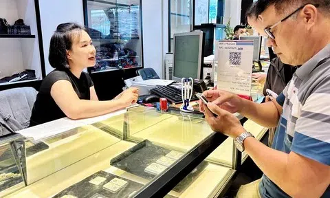 Vàng hiếm, nhà đầu tư đổ xô mua bạc: Từ “trào lưu” thành xu hướng tích trữ