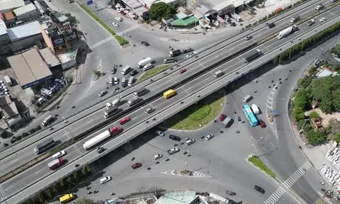 Quốc lộ 13 trở mình