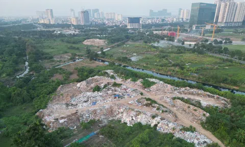"Núi" rác thải giữa lòng Thủ đô