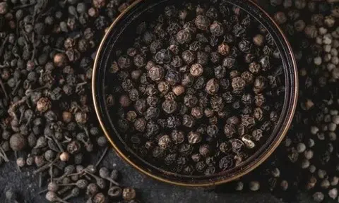 Giá tiêu hôm nay 26/11/2025: Thị trường tăng nhẹ do mưa lũ kéo dài