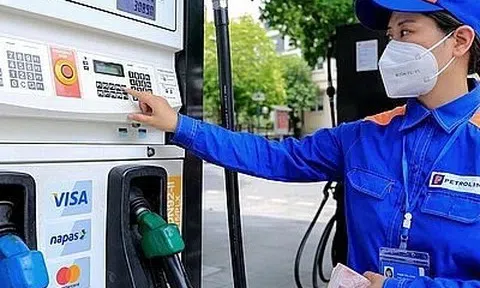 Giá xăng dầu hôm nay 2/12/2025: Tăng mạnh do căng thẳng địa chính trị leo thang