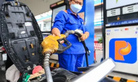 Giá xăng ngày mai dự báo quay đầu giảm sâu