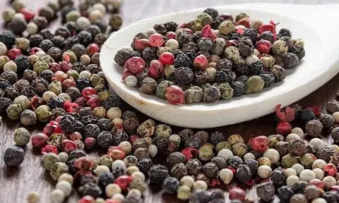 Giá tiêu hôm nay 12/12/2025: Neo ở mức cao