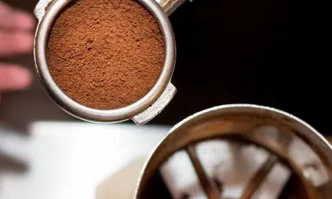 Giá cà phê hôm nay 13/12/2025: Hai sàn cùng giảm mạnh, robusta chạm đáy trong gần 4 tháng