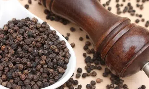 Giá tiêu hôm nay 13/12/2025: Tiếp đà tăng, giá tiêu trong nước vượt mốc 150.000 đồng/kg