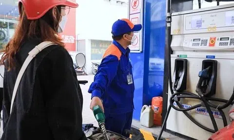 Xăng tiếp tục hạ nhiệt, RON95 lùi sát 19.000 đồng mỗi lít