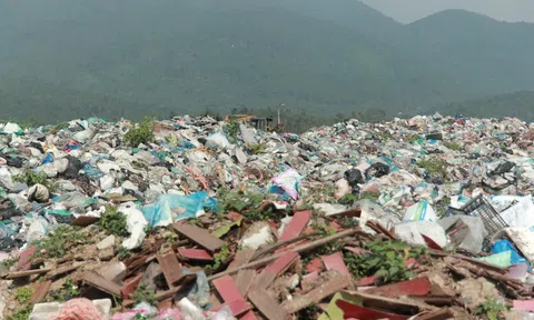 Cận cảnh khu xử lý rác thải hết hạn gây ô nhiễm môi trường