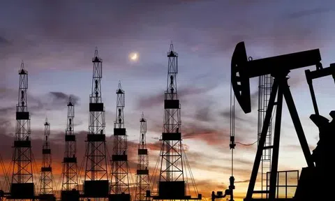 Giá xăng dầu hôm nay 9/2/2026: Cập nhật giá xăng dầu trên thị trường thế giới và trong nước