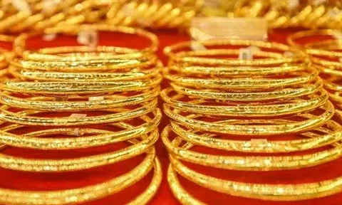 Giá vàng thế giới trượt sâu, thị trường trong nước đối mặt nguy cơ giảm theo