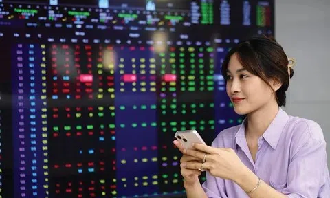 VN-Index bứt tốc cuối phiên, khép lại năm trên mốc 1.824 điểm