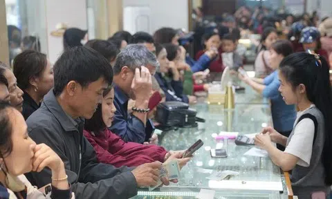 Hà Tĩnh: Người dân tấp nập đi mua vàng ngày vía Thần Tài
