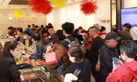 Người mua đổi “khẩu vị” ngày vía Thần Tài: Xếp hàng mua bạc đông không kém vàng