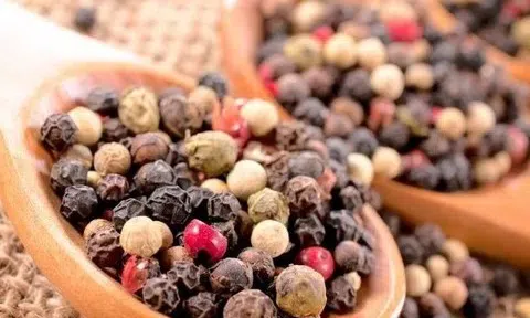 Giá tiêu hôm nay 27/2/2026: Trong nước giảm nhẹ, thế giới phục hồi