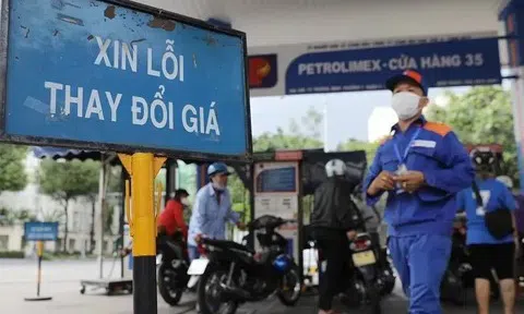 Giá xăng dầu hôm nay 9/3/2026: Thị trường tăng thẳng đứng, vượt mốc 100 USD/thùng