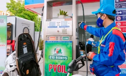 Giá xăng E5 RON 92 tiếp tục giảm gần 500 đồng trong kỳ điều hành ngày 12/3