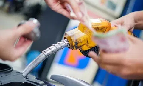 Giá xăng dầu đồng loạt tăng mạnh từ 23 giờ ngày 19/3, cao nhất lên tới gần 8.000 đồng/lít