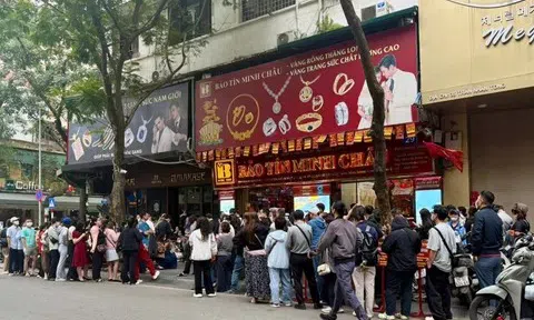 Giá vàng tiếp tục hạ, người mua xếp hàng dài