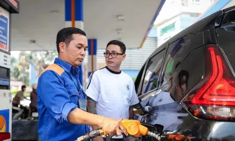 Giá xăng giảm sâu hiếm thấy sau quyết định hạ thuế đồng loạt