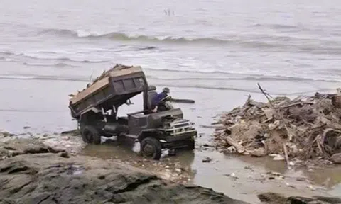 Xử lý vụ xe công nông đổ rác thải ra bãi biển Hải Tiến gây ô nhiễm môi trường