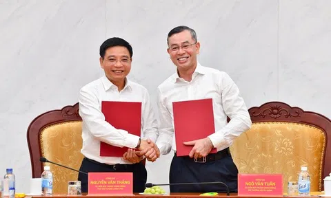 Bộ trưởng Bộ Tài chính Ngô Văn Tuấn nhận bàn giao nhiệm vụ