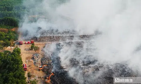 Bãi rác cháy âm ỉ nhiều ngày, khói độc "tra tấn" người dân
