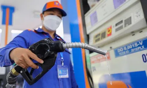 Xăng trong nước lại tăng mạnh, dầu diesel đảo chiều giảm giá