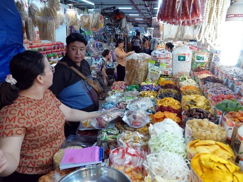 Hàng hóa phục vụ dịp Tết: Nguồn cung dồi dào, không lo sốt giá