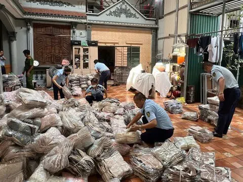 Hà Nội: Phát hiện kho chứa hàng chục nghìn sản phẩm thực phẩm nhập lậu