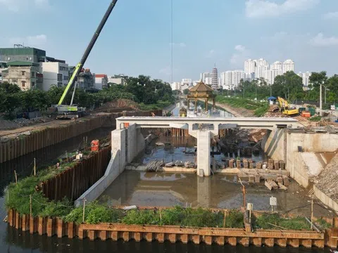 Hà Nội: Đập dâng đầu tiên trên sông Tô Lịch