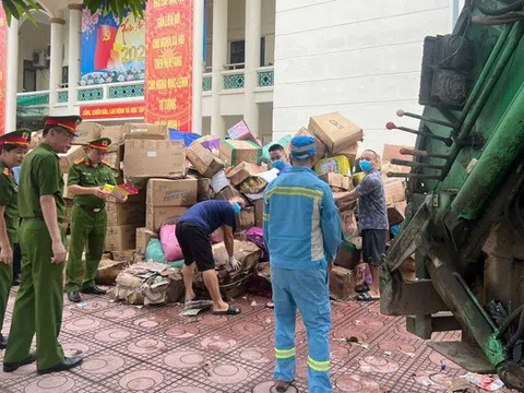 Hà Nội: Tiêu hủy 25 tấn hàng giả, hàng kém chất lượng tại làng nghề La Phù
