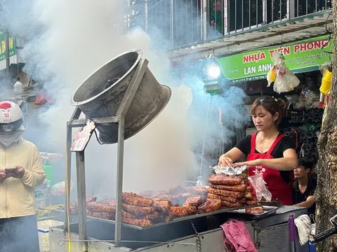 Nhiều tuyến phố “ngộp thở” bởi khói