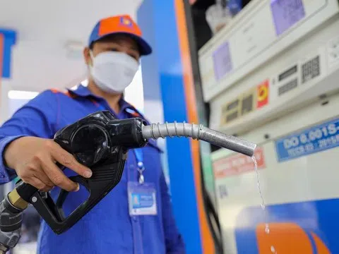 Giá xăng dầu hôm nay 24/10: Thế giới tăng mạnh 5%, trong nước giảm nhẹ