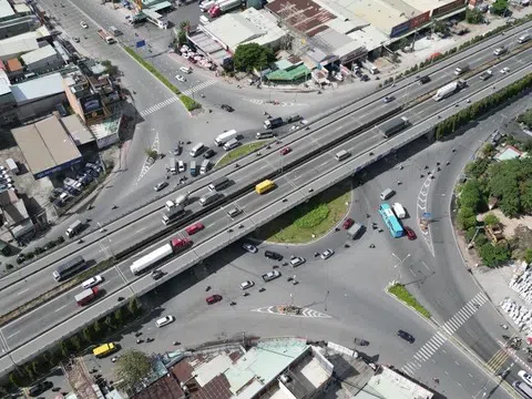 Quốc lộ 13 trở mình