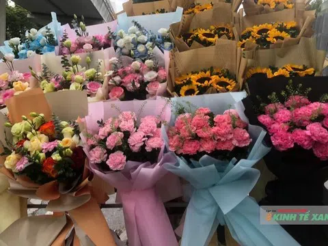 Giá hoa tươi tăng mạnh trước Ngày Nhà giáo Việt Nam 20/11