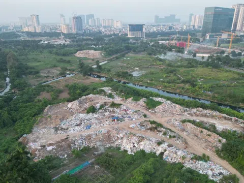 "Núi" rác thải giữa lòng Thủ đô