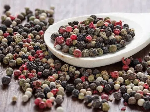 Giá tiêu hôm nay 12/12/2025: Neo ở mức cao