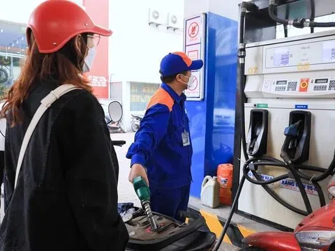 Xăng tiếp tục hạ nhiệt, RON95 lùi sát 19.000 đồng mỗi lít