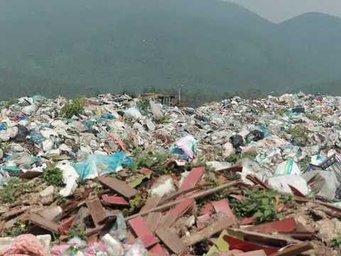 Cận cảnh khu xử lý rác thải hết hạn gây ô nhiễm môi trường